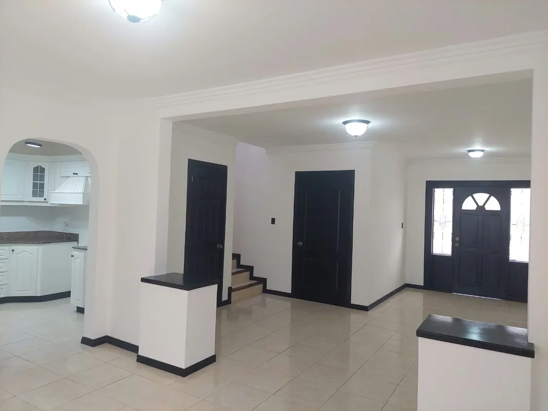 Casa independiente en venta en San Rafael de Escazú: 3 dormitorios, 2.5 baños y 200 m².