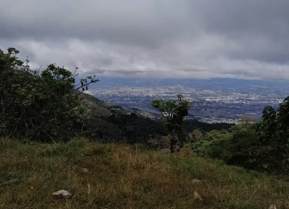 Por motivo de venta urgente, ofrecemos esta hermosa propiedad de aproximadamente 28,000 m² (2.8 hectáreas / 6.9 acres) por ...