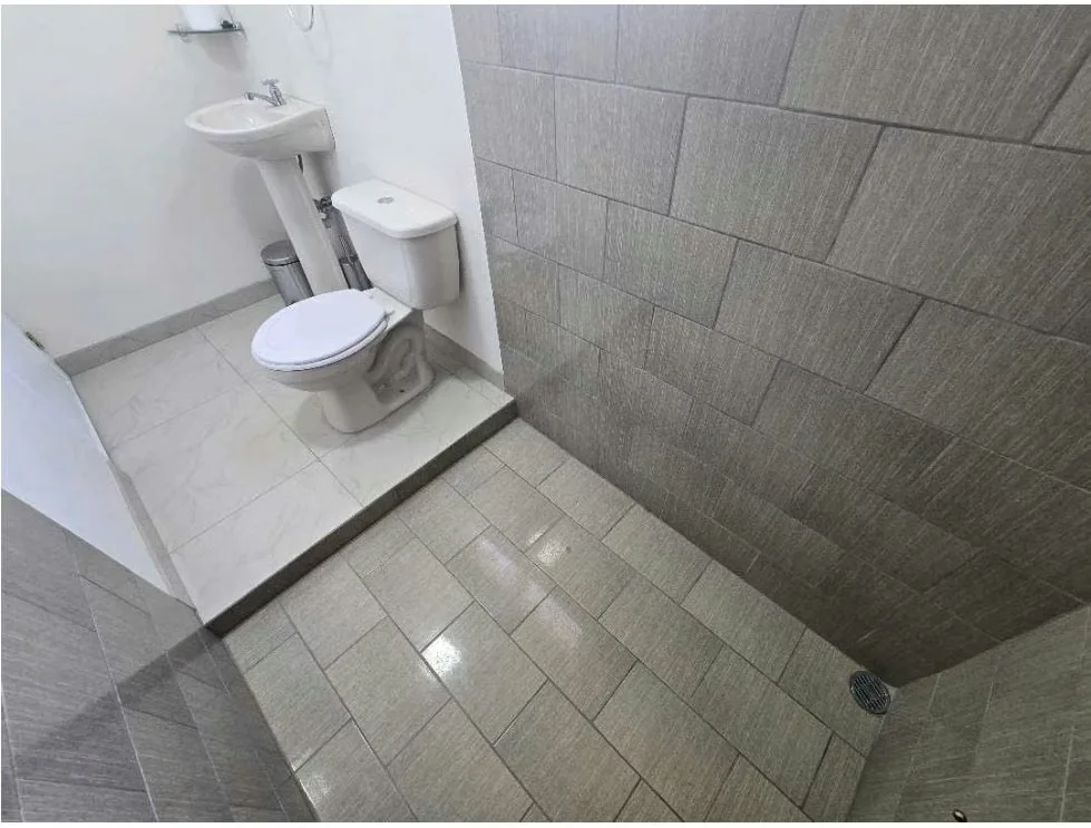 Hermosa casa de dos plantas ubicada en una de las zonas más céntricas y convenientes de Tibás. Remodelada completamente ..., photo 2