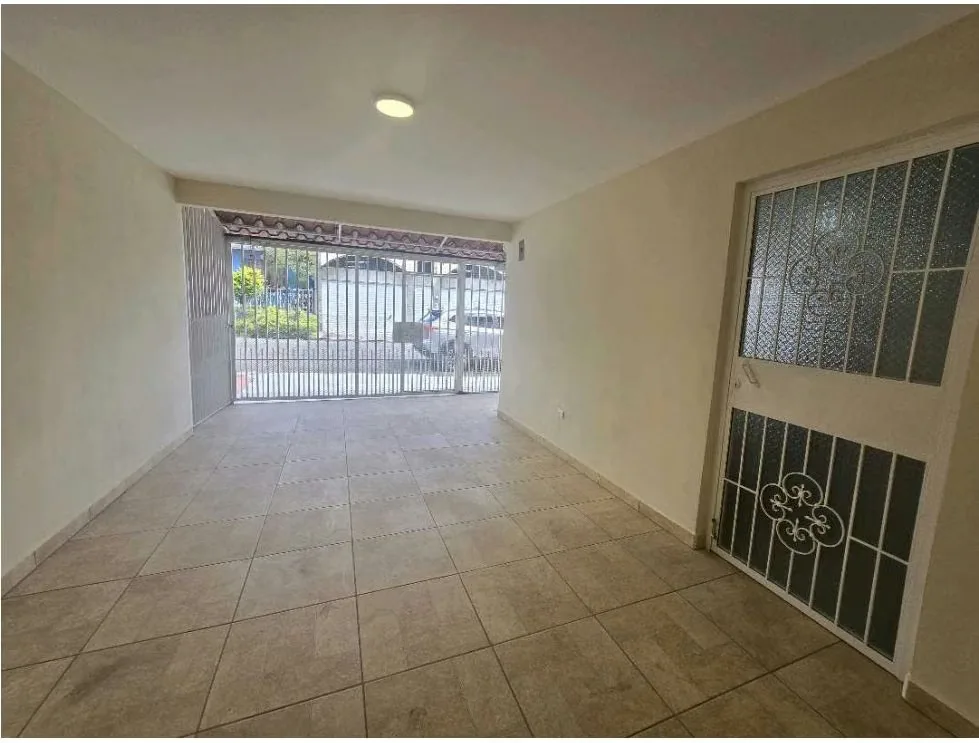 Hermosa casa de dos plantas ubicada en una de las zonas más céntricas y convenientes de Tibás. Remodelada completamente ..., photo 4