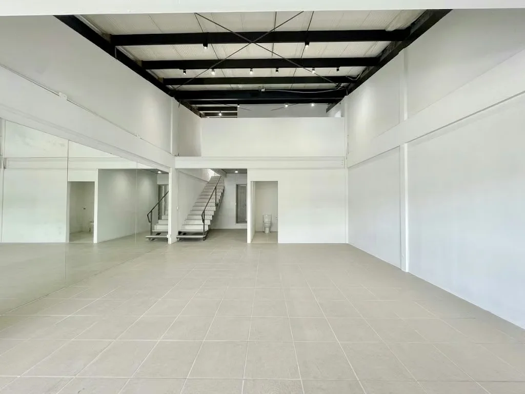¿Buscando el espacio ideal para hacer crecer tu negocio o firma? Ponemos a tu disposición un exclusivo local en el segundo piso en un centro ...