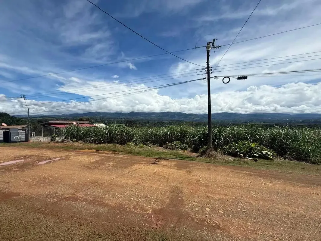 Discover this exceptional 1850 m² lot in the tranquil district of Cajón, Pérez Zeledón, Costa Rica. Priced at just USD 50,000, this property represents a unique opportunity for ...