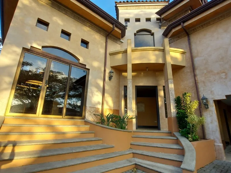 3 Bed Condo To Rent in Santa Ana