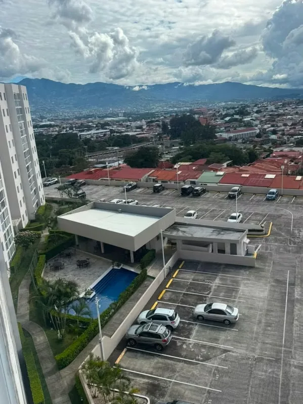 Disfrute de comodidad, seguridad y una excelente ubicación en este amplio apartamento ubicado en condominio, muy cerca del ...