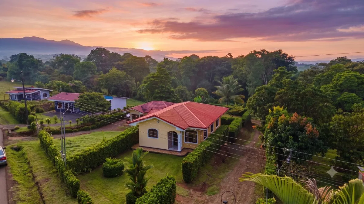 SE VENDE CASA DE ALTA CALIDAD EN LA ESPERANZA DE SAN PEDRO CON AMPLIO TERRENO - Venta en Pérez Zeledón