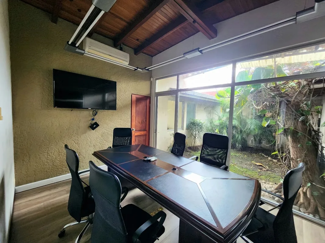 Se alquila oficina de 10m2 la cual se localiza en un primer nivel. Se ubica a unos 200 metros de los Tribunales de Goicoechea. Incluye servicio de recepción, sala de espera, agua, sala ...