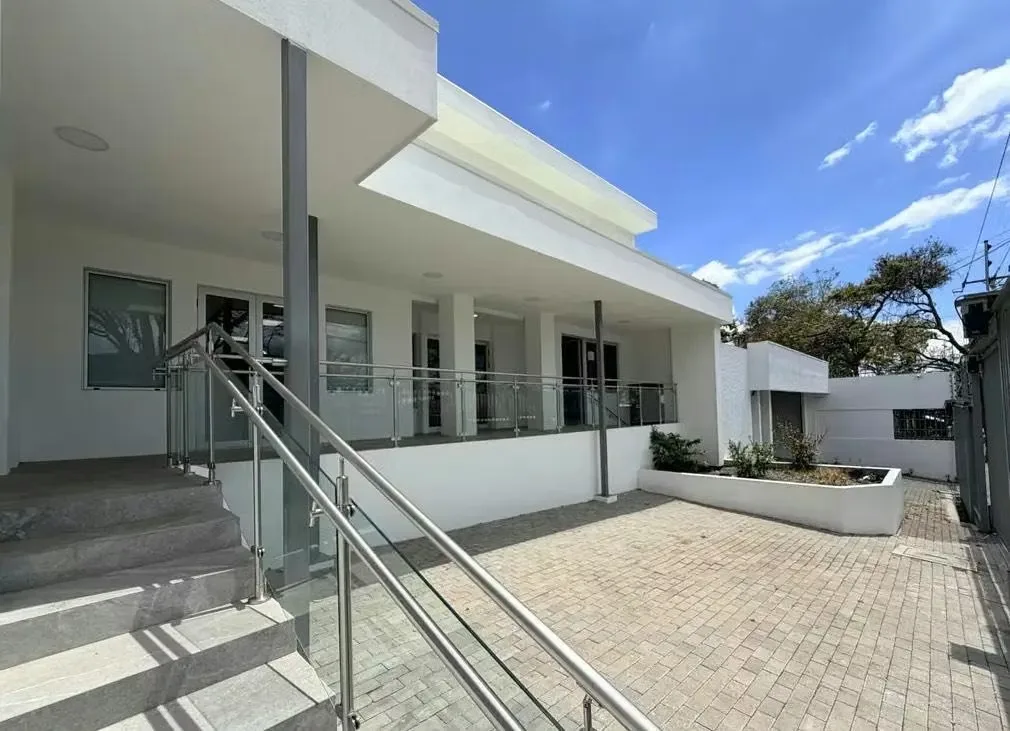 Está ubicada en una zona estratégica, visible y de gran prestigio. Ideal para oficinas corporativas, entidades médicas, ...