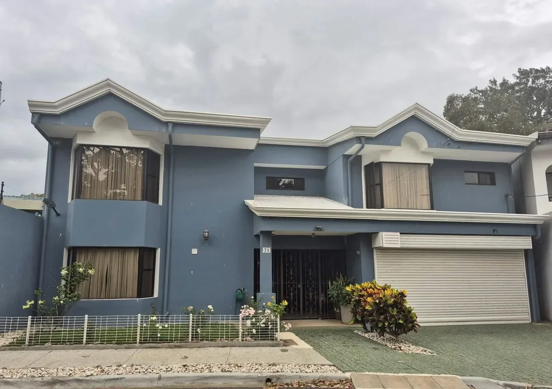 Descubra el hogar que siempre soñó. Esta espectacular residencia ubicada en un exclusivo residencial privado en Ulloa de Heredia ofrece espacios amplios, acabados de alta calidad y ...
