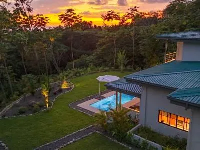 Casa moderna y privada en venta en Ojochal, Costa Rica.