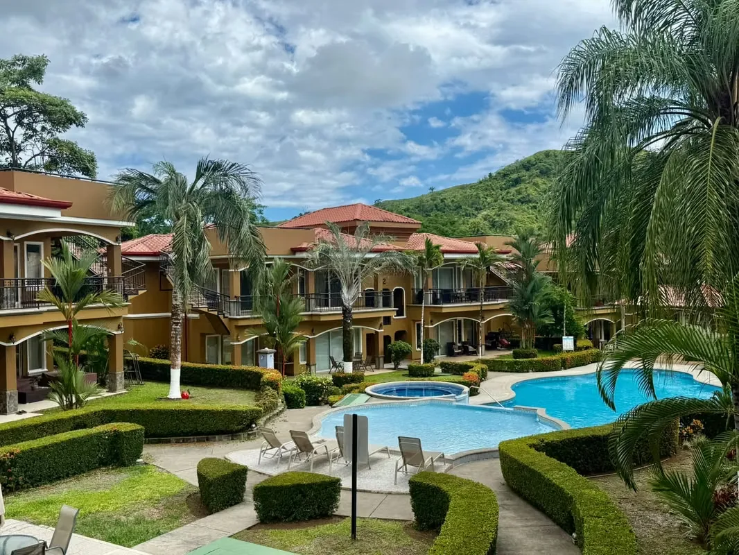 Excellent two-level condo located in the exclusive Pacific Sun residential community in Jacó, Garabito. It features 3 bedrooms, 2.5 bathrooms, living room, dining room, equipped ...