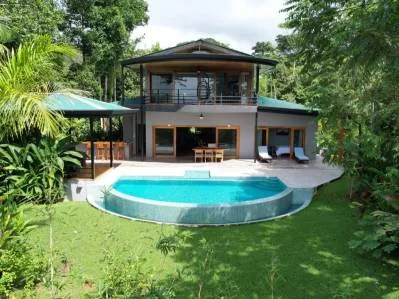 Casa asequible estilo resort con vista al mar