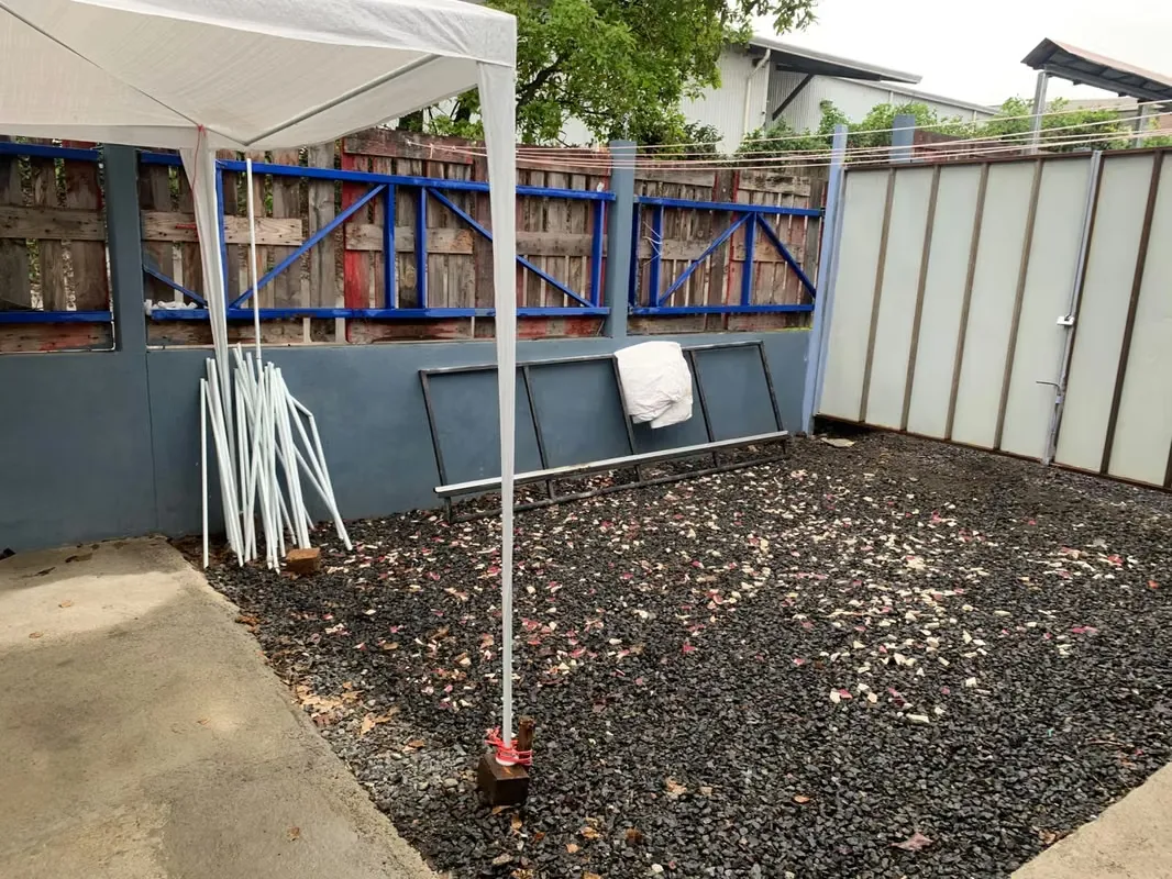 Propiedad en venta ubicada en Zapote, San José. Cuenta con cinco apartamentos independientes. Apartamento 1: Construido con paredes de vidrio y block, cielorraso de tablilla. Dispone ..., photo 3