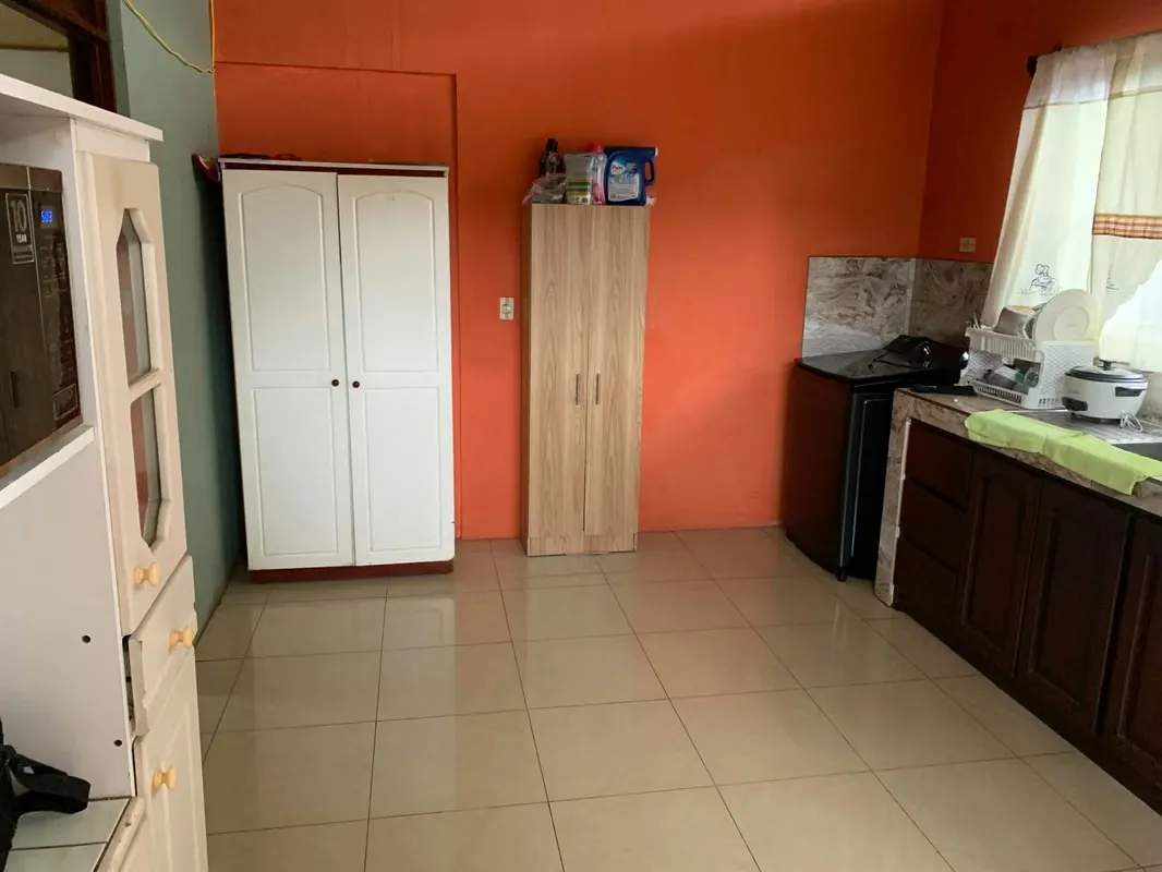 Propiedad en venta ubicada en Zapote, San José. Cuenta con cinco apartamentos independientes. Apartamento 1: Construido con paredes de vidrio y block, cielorraso de tablilla. Dispone ..., photo 4