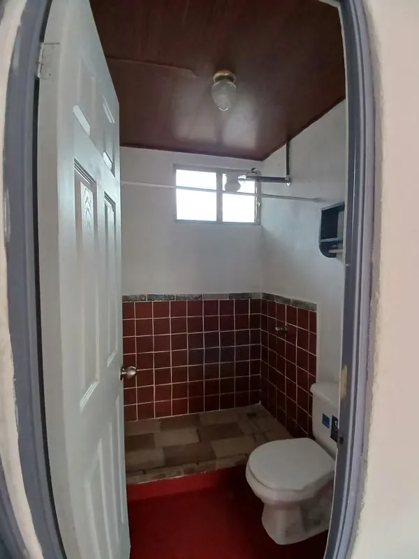 Propiedad en venta ubicada en Zapote, San José. Cuenta con cinco apartamentos independientes. Apartamento 1: Construido con paredes de vidrio y block, cielorraso de tablilla. Dispone ..., photo 5