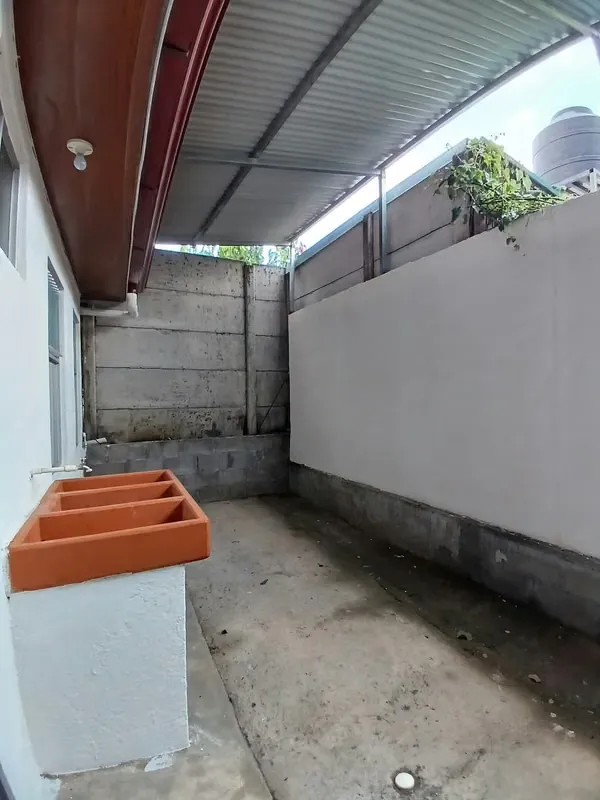 Propiedad en venta ubicada en Zapote, San José. Cuenta con cinco apartamentos independientes. Apartamento 1: Construido con paredes de vidrio y block, cielorraso de tablilla. Dispone ..., photo 7