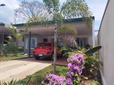 Casa en Venta en Esparza, Costa Rica – Moderna de 3 Habitaciones con Amplio Jardín