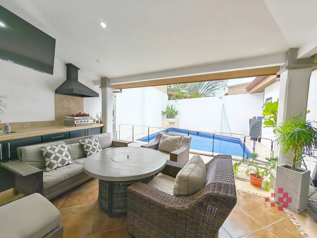 Single-story house for sale in Santa Ana