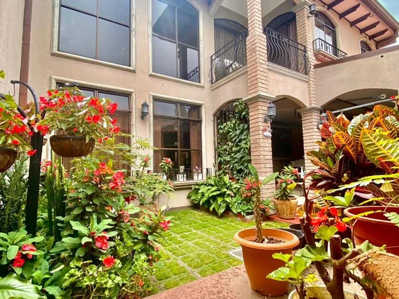 4 Bed Single Family Homes For Sale in Heredia
