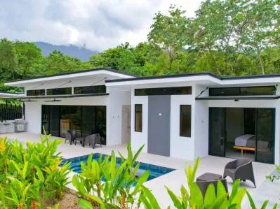 Casa moderna privada en Ojochal, Costa Rica, con piscina climatizada de agua salada