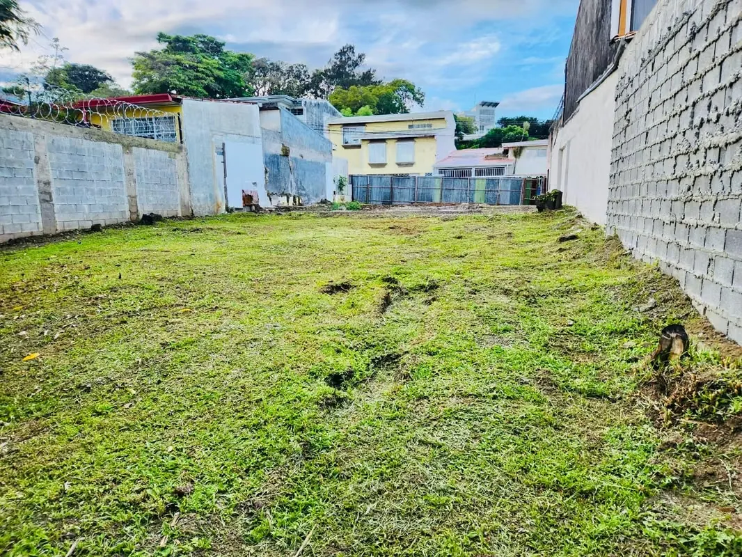 Venta de terreno en Rohrmoser por el Colegio Humboldt, Uso de suelo mixto
