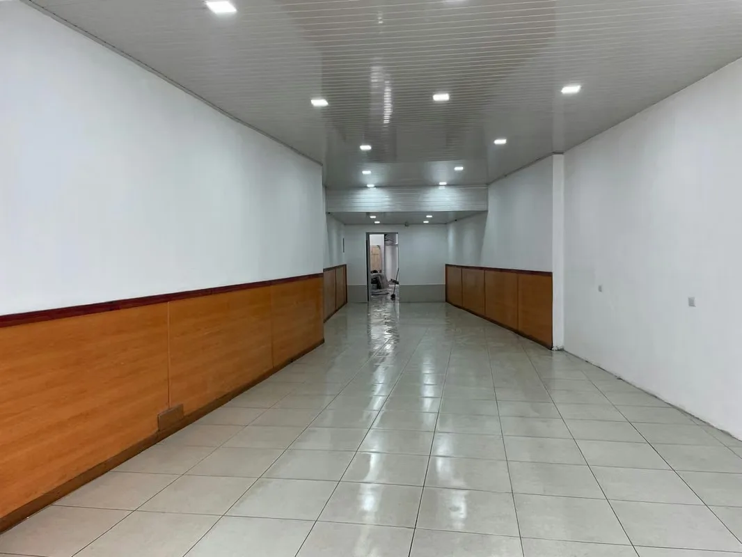 1. Area del local 233. 7 metros con mezzanine de 40 metros cuadrados.