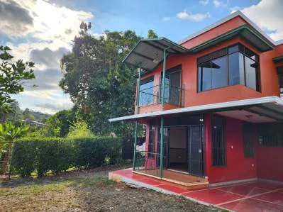 Casa de dos pisos con vistas impresionantes