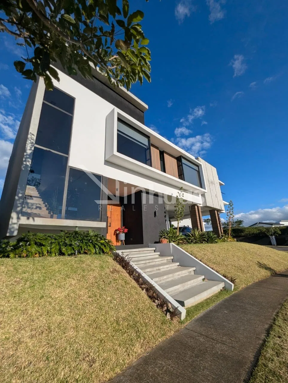 Venta de casa esquinera en Francosta Heredia