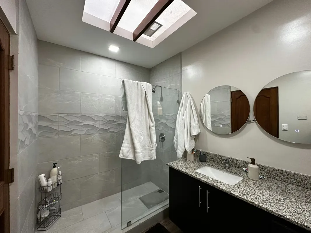 Espacio, iluminación natural y una ubicación estratégica en Sabana Sur. Este apartamento amueblado de 150 m² ofrece una alternativa residencial para quienes buscan amplitud ..., photo 2