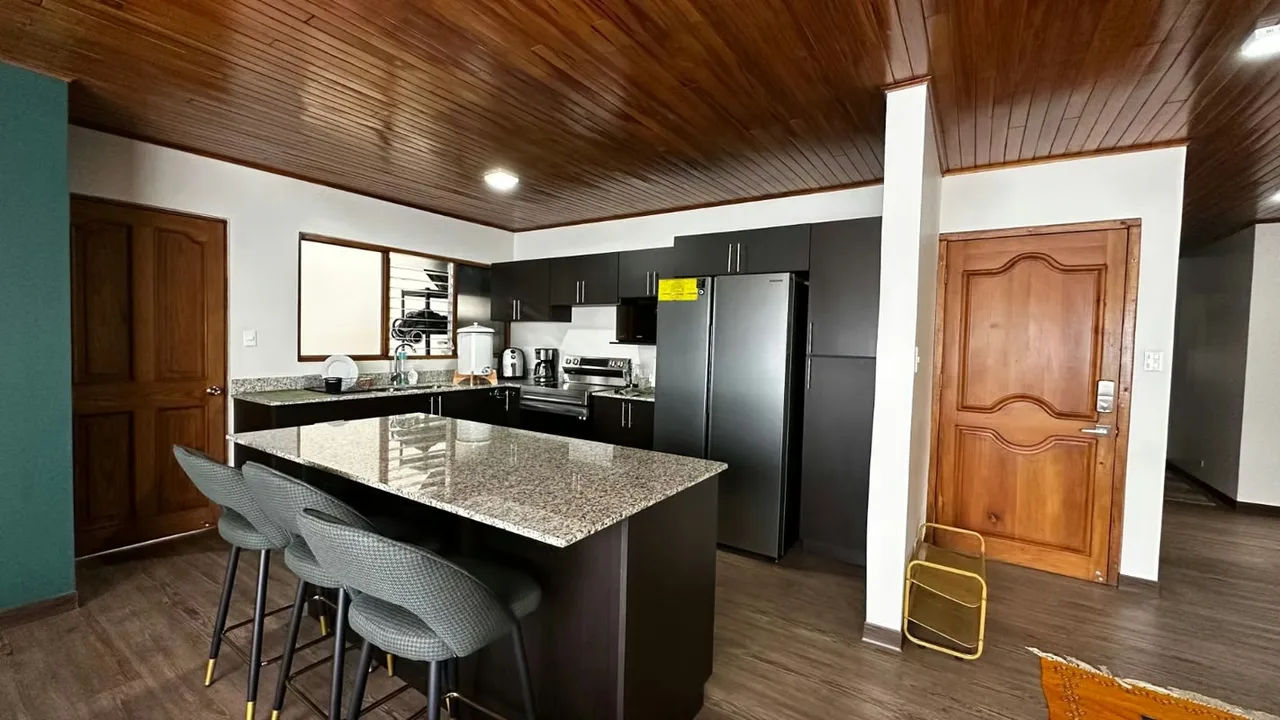 Espacio, iluminación natural y una ubicación estratégica en Sabana Sur. Este apartamento amueblado de 150 m² ofrece una alternativa residencial para quienes buscan amplitud ..., photo 4
