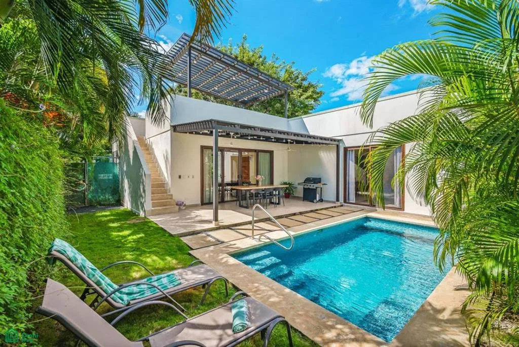 Casa tropical moderna con casa de huespedes en La Norma, Playa Tamarindo