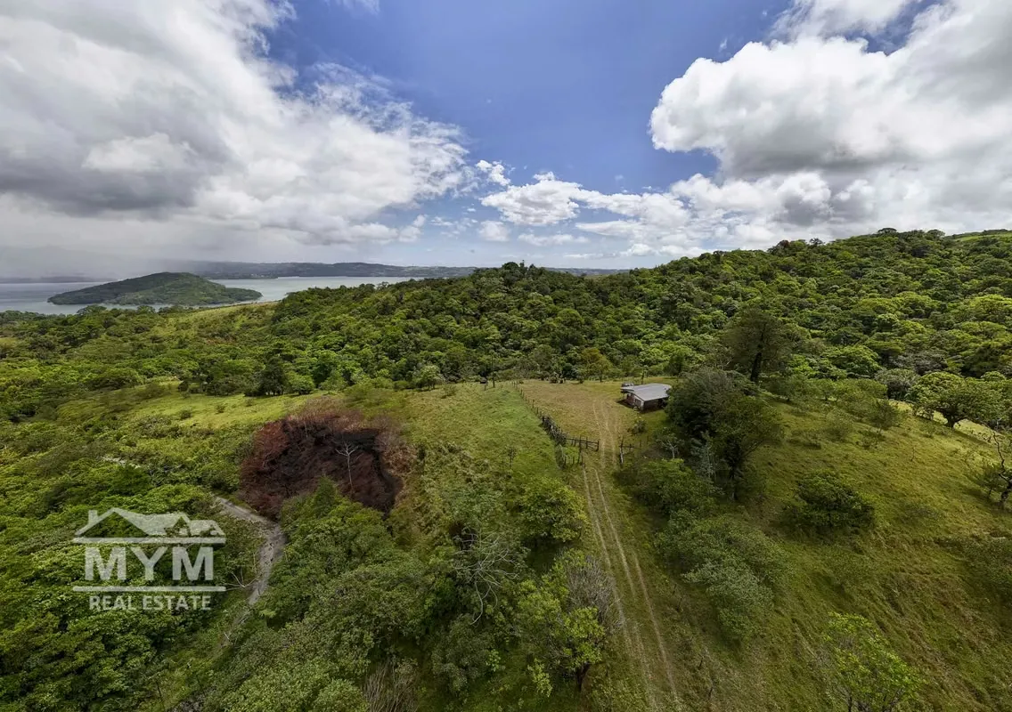 A unique 15.4-hectare property with potential for tourism and residential development.