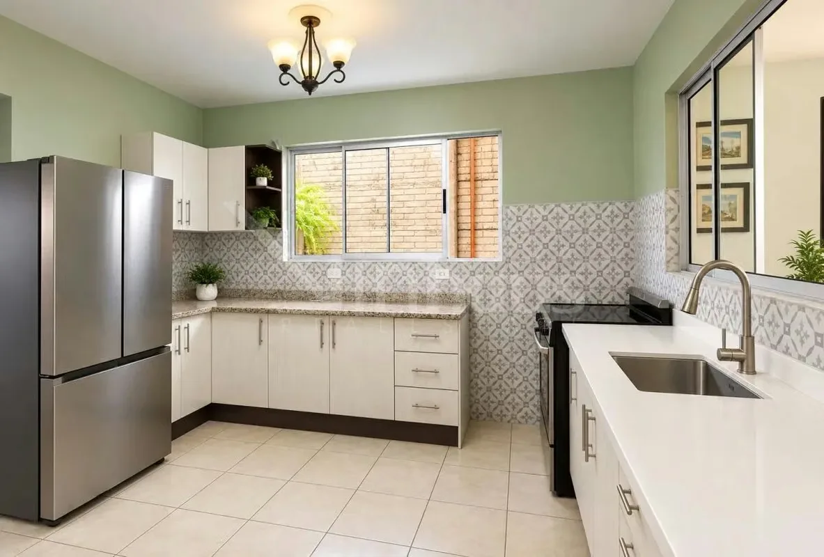 En primera planta tenemos el área de sala, comedor, cocina area de jardín, medio baño, bodega, un pasillo a mano izquierda qué da acceso a la sala, área de pilas, Terraza y ..., photo 2