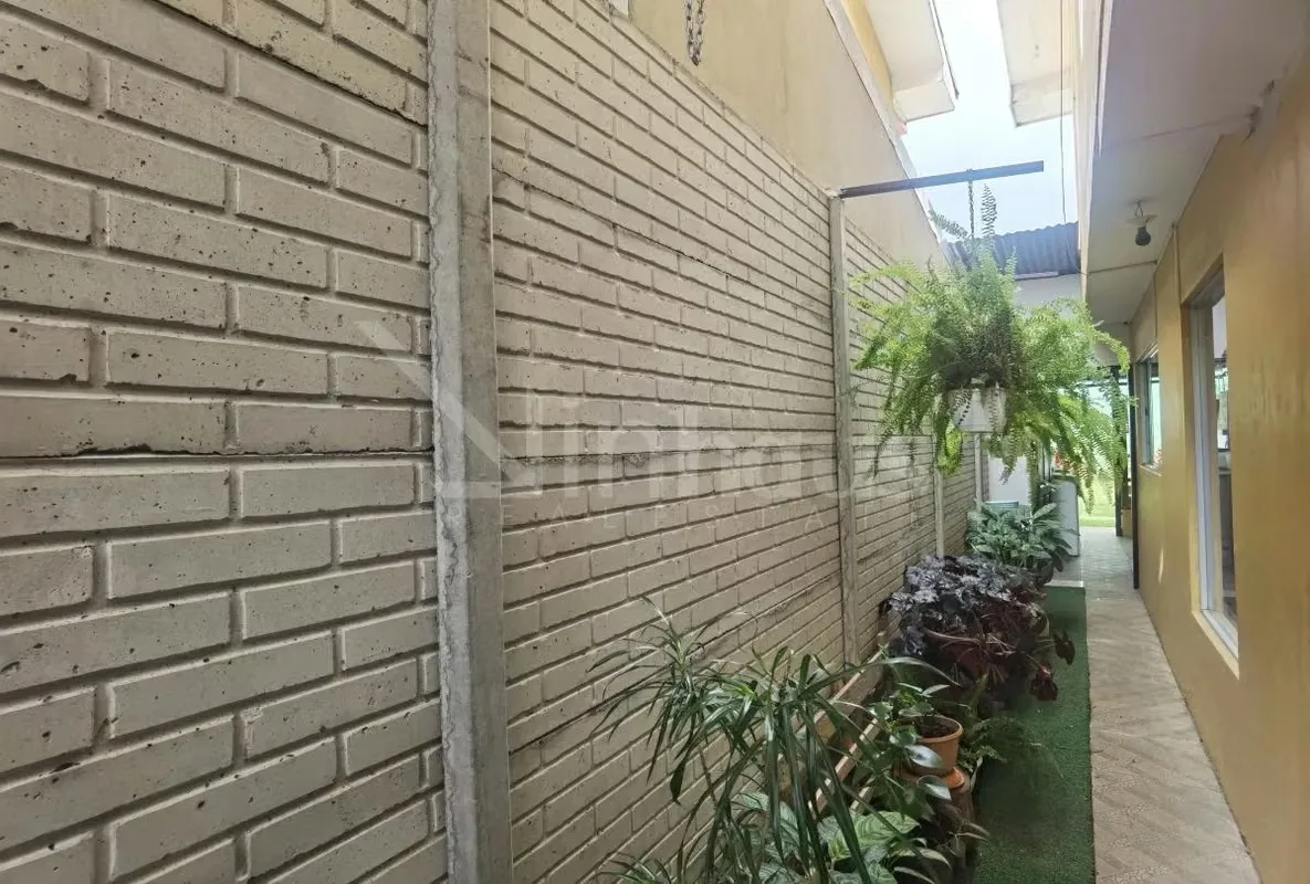 En primera planta tenemos el área de sala, comedor, cocina area de jardín, medio baño, bodega, un pasillo a mano izquierda qué da acceso a la sala, área de pilas, Terraza y ..., photo 12