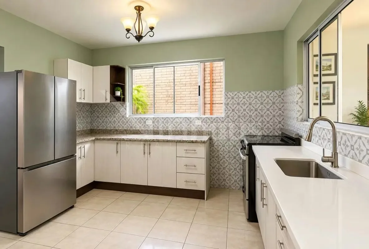En primera planta tenemos el área de sala, comedor, cocina area de jardín, medio baño, bodega, un pasillo a mano izquierda qué da acceso a la sala, área de pilas, Terraza y ..., photo 13
