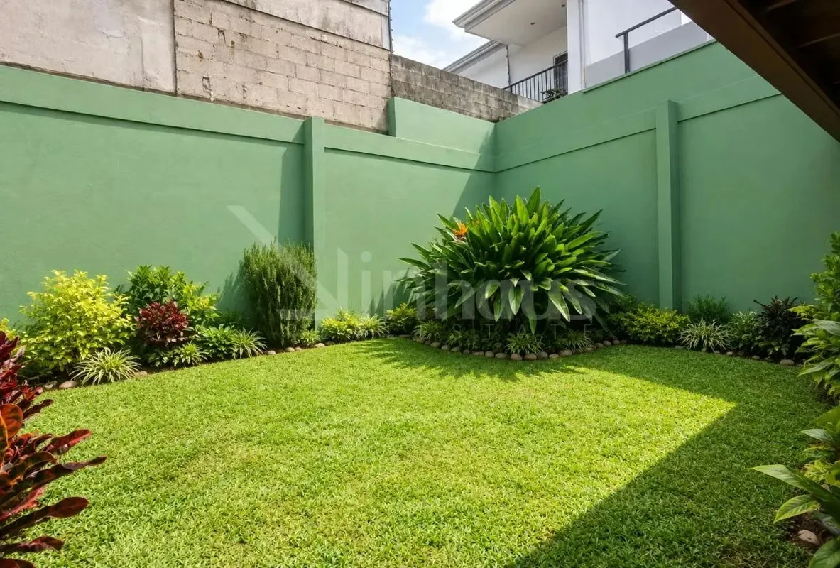 En primera planta tenemos el área de sala, comedor, cocina area de jardín, medio baño, bodega, un pasillo a mano izquierda qué da acceso a la sala, área de pilas, Terraza y ..., photo 15