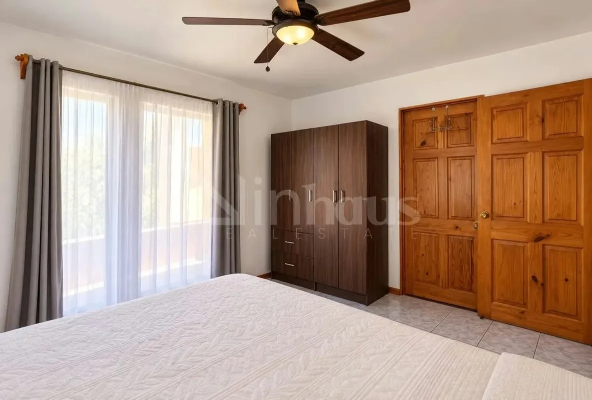 En primera planta tenemos el área de sala, comedor, cocina area de jardín, medio baño, bodega, un pasillo a mano izquierda qué da acceso a la sala, área de pilas, Terraza y ..., photo 4