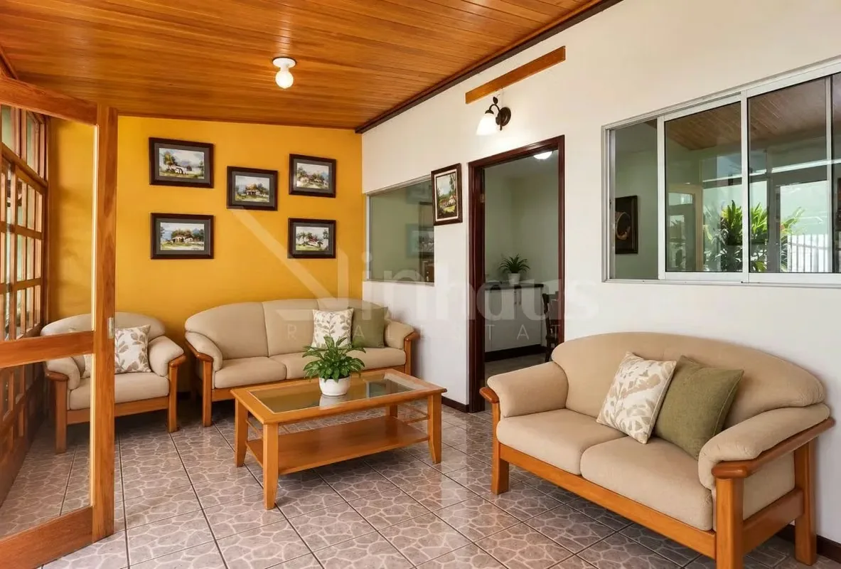 En primera planta tenemos el área de sala, comedor, cocina area de jardín, medio baño, bodega, un pasillo a mano izquierda qué da acceso a la sala, área de pilas, Terraza y ..., photo 7