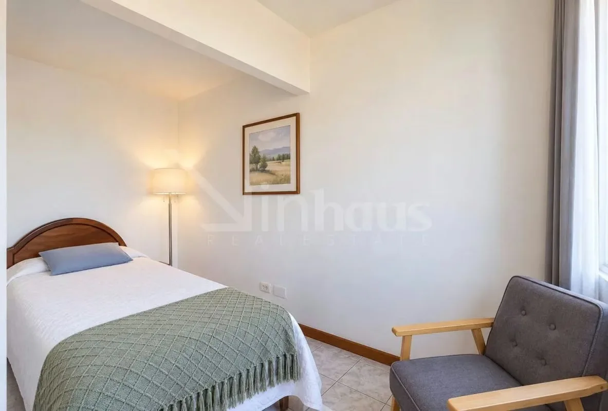 En primera planta tenemos el área de sala, comedor, cocina area de jardín, medio baño, bodega, un pasillo a mano izquierda qué da acceso a la sala, área de pilas, Terraza y ..., photo 8
