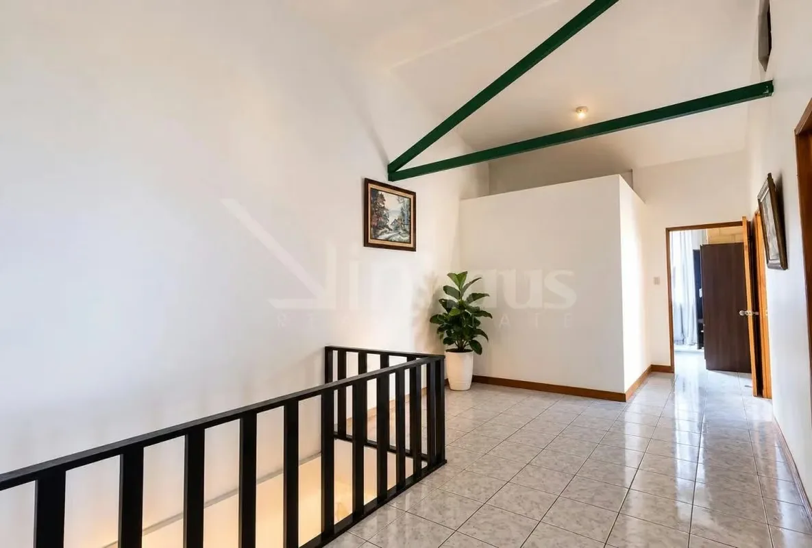 En primera planta tenemos el área de sala, comedor, cocina area de jardín, medio baño, bodega, un pasillo a mano izquierda qué da acceso a la sala, área de pilas, Terraza y ..., photo 9