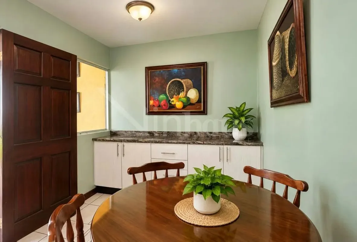 En primera planta tenemos el área de sala, comedor, cocina area de jardín, medio baño, bodega, un pasillo a mano izquierda qué da acceso a la sala, área de pilas, Terraza y ..., photo 10
