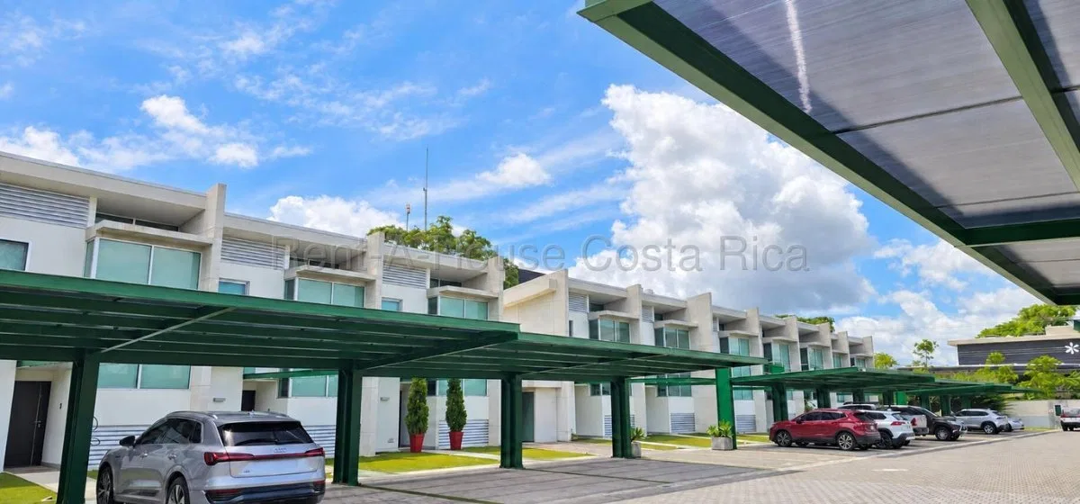 Alquiler o Venta de Hermoso Townhouse Moderno AMUEBLADO en Pozos de Santa Ana RZ