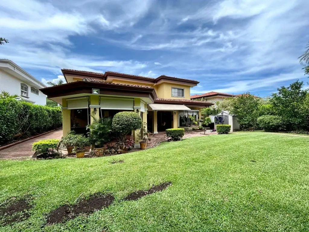 Ubicada en el exclusivo residencial Valle del Sol, en Pozos de Santa Ana, esta ...