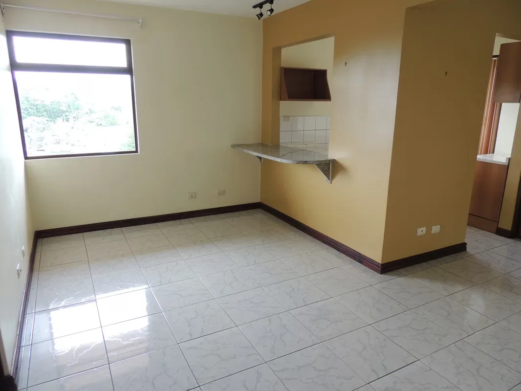 Se alquila apartamento en Sabanilla de Montes de Oca, muy cerca de El Cristo. Tiene dos cuartos, cada uno con closet, un baño, sala, comedor con desayunador, cocina con sobre de ...