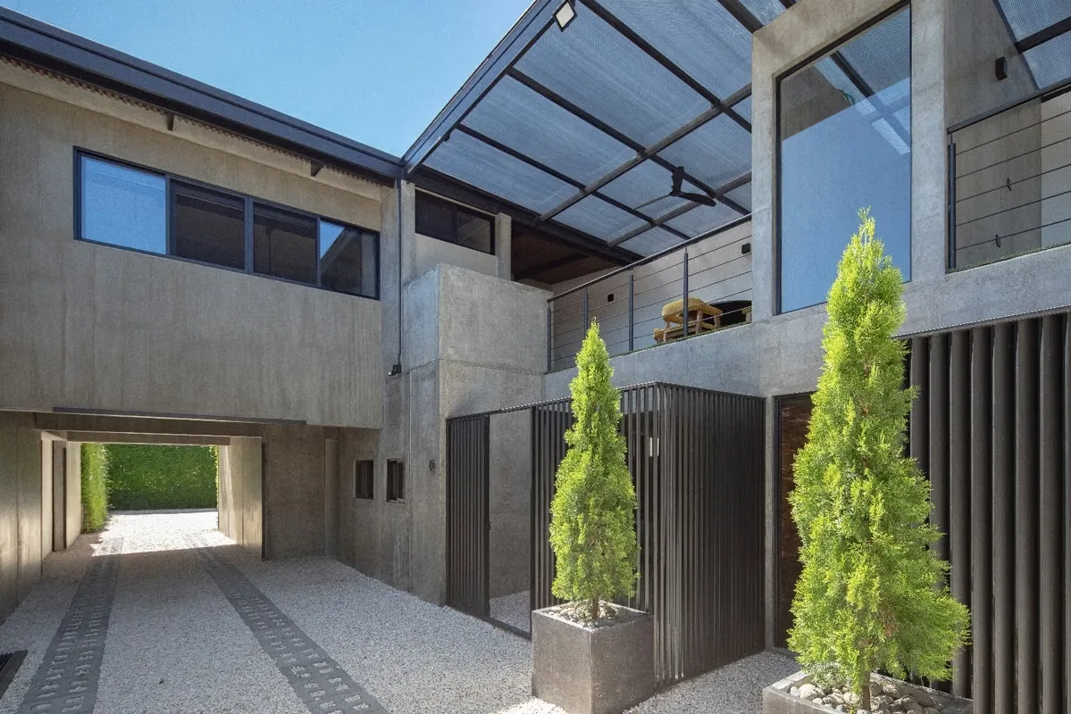 A solo 800 m del centro de Atenas, La Roca ofrece únicamente 4 exclusivos condominios tipo loft en una comunidad cerrada, tranquila y segura.