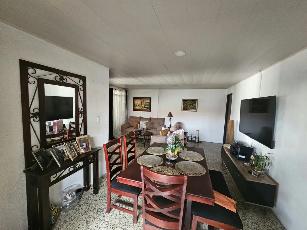 MA Asesorías Vende Hermosa Casa de una planta y además 2 apartamentos en un lugar de excelente ...