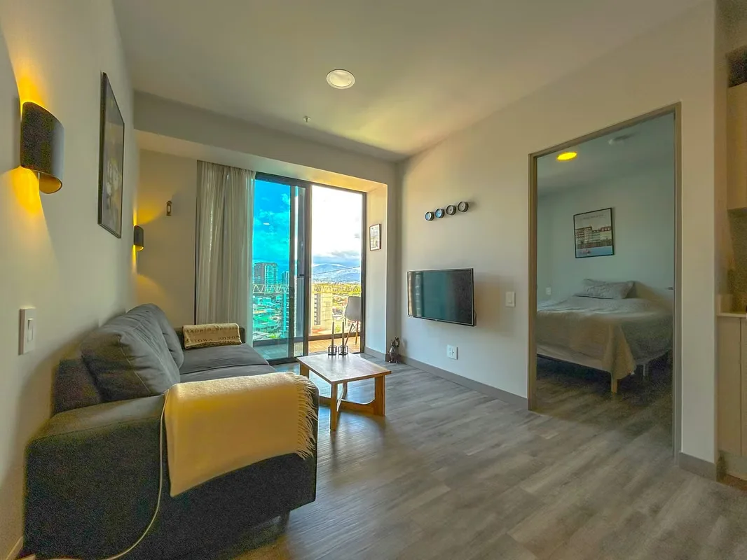 Vive con estilo en uno de los condominios más exclusivos de La Sabana. Este hermoso apartamento está full amueblado, ...