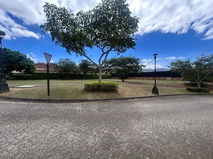 Lote esquinero completamente plano, Ubicado al este de la ciudad, en el sub-condominio Roble Sabana, con una hermosa vista hacia las montañas del suroeste., photo 2