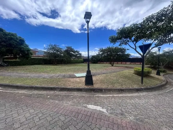Lote esquinero completamente plano, Ubicado al este de la ciudad, en el sub-condominio Roble Sabana, con una hermosa vista hacia las montañas del suroeste., photo 3
