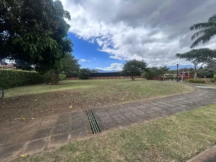 Lote esquinero completamente plano, Ubicado al este de la ciudad, en el sub-condominio Roble Sabana, con una hermosa vista hacia las montañas del suroeste., photo 5