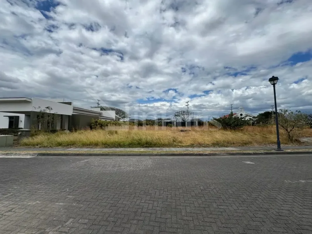 En venta lote totalmente plano en condominio en Lindora, Santa Ana.